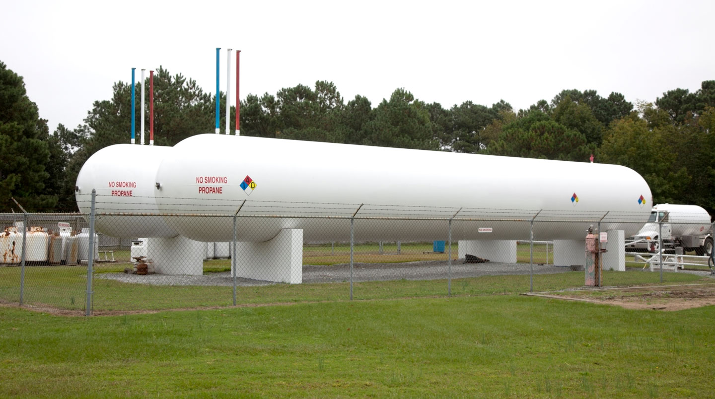 Vue d'une installation de chauffage au biopropane dans un atelier artisanal moderne avec citerne extérieure visible